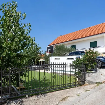 Vikendica Three-bedroom In Katuni