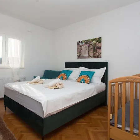 Vikendica Three-bedroom In *